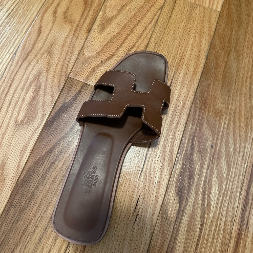 One left Hermes flip flop..size 7.